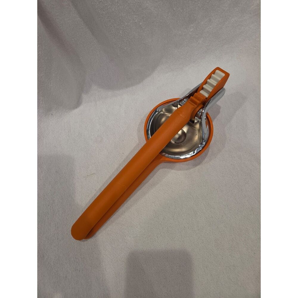 Chef'n FreshForce Orange Squeezer Citrus Juicer Manual Handheld Press Orange